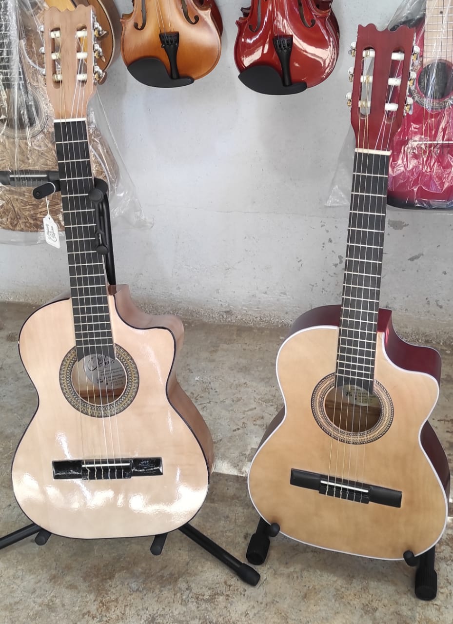 GUITARRA REQUINTO CON CORTE OCHOA (INCLUYE FUNDA)