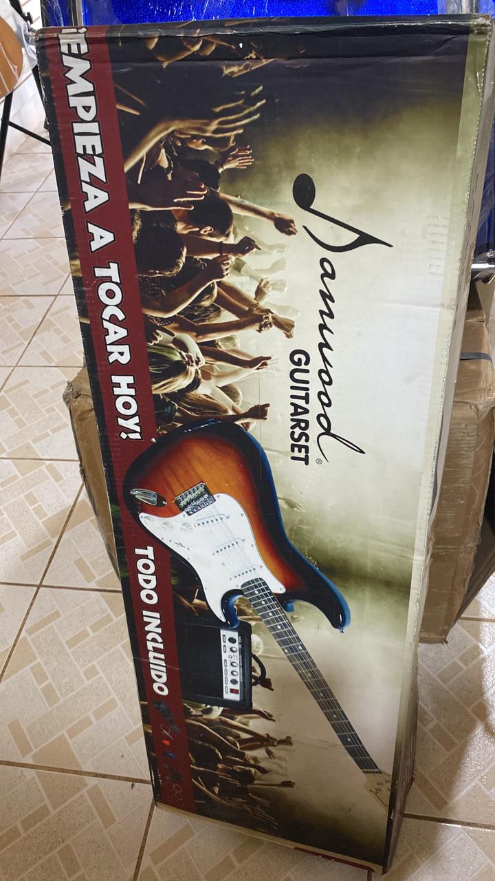 PAQUETE DE GUITARRA ELECTRICA DANWOOD GUITARRA NEGRA EN EN EXHIBICION 
