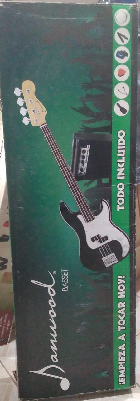 PAQUETE DE BAJO ELECTRICO DANWOOD COLOR BLANCO EN EXHIBICION 