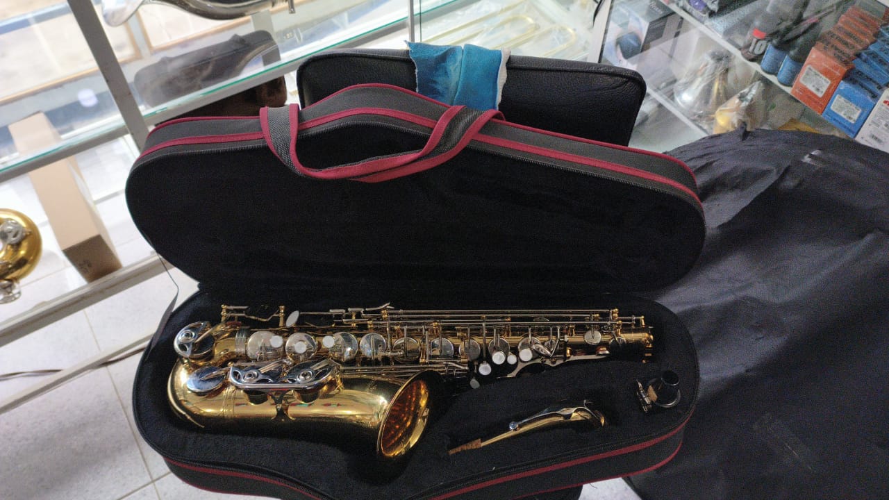 SAX ALTO BENTLEY LAQUEADO  CON LLAVES NIQUELADAS (SEMI- NUEVO)