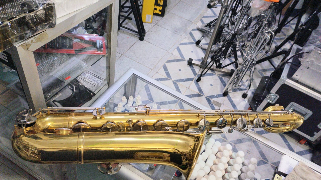 SAX BARITONO ANCORA LAQUEADO (SEMI - NUEVO)